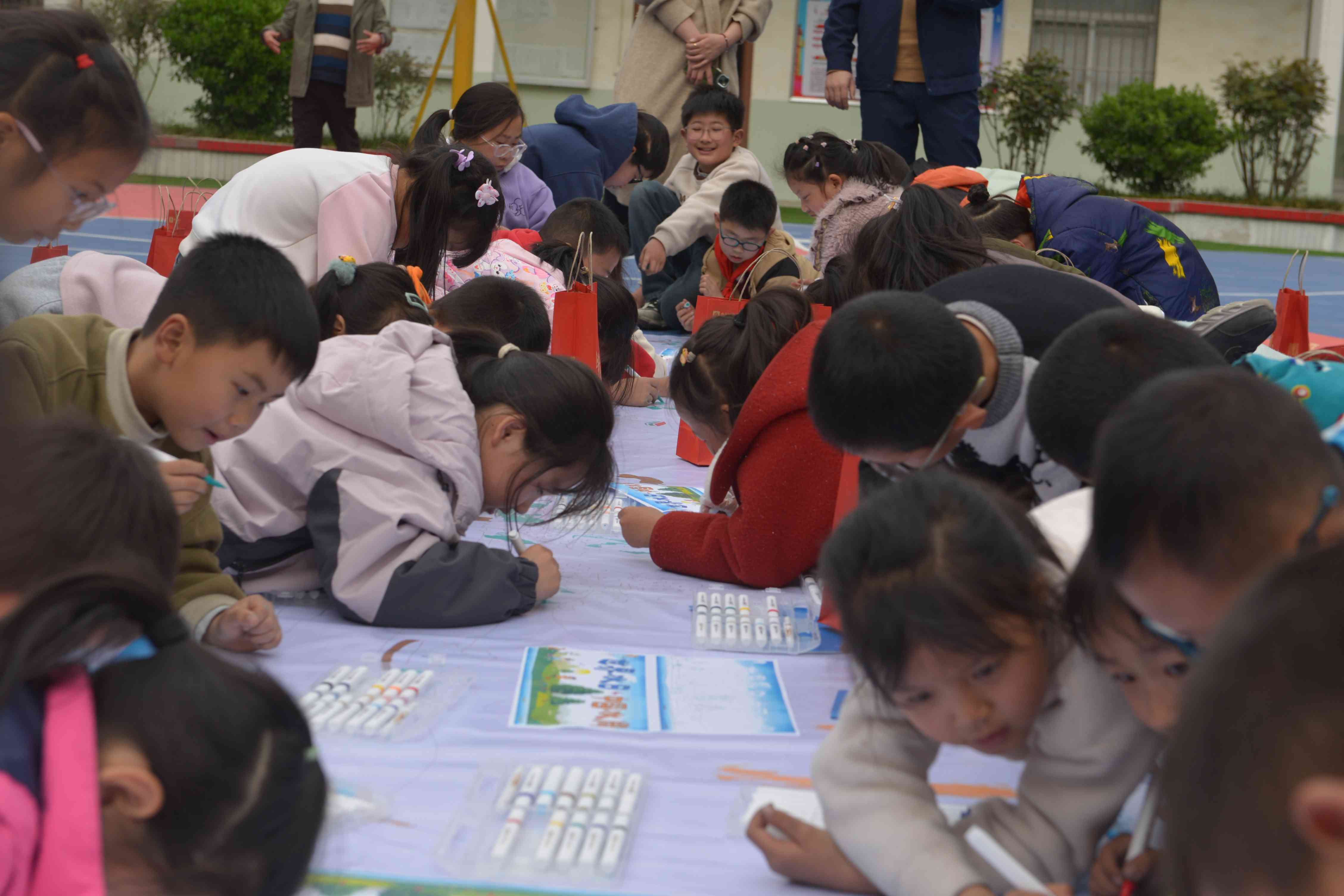 孩子们共同手绘画卷