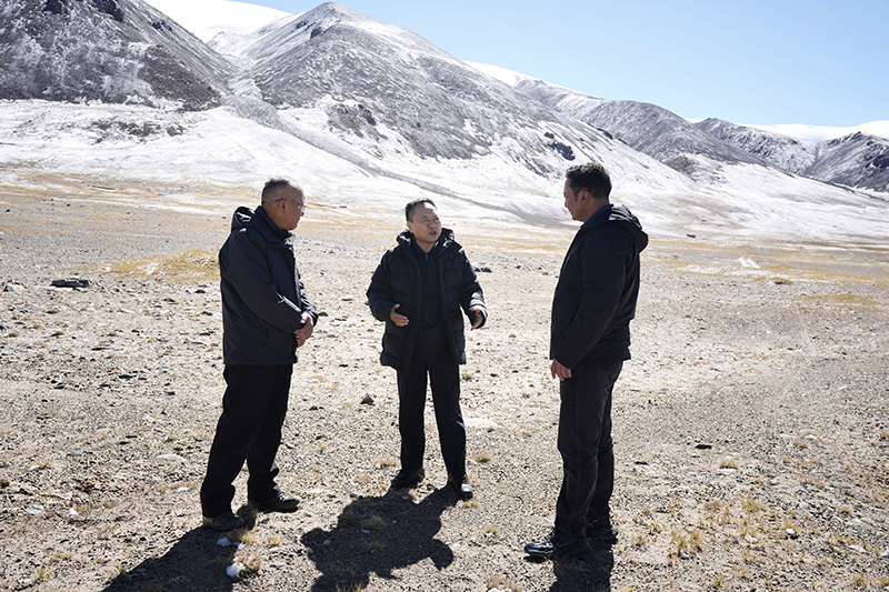 李国英在唐古拉山脉主峰格拉丹东雪山西南侧调研 李国英在唐古拉山脉主峰格拉丹东雪山西南侧调研