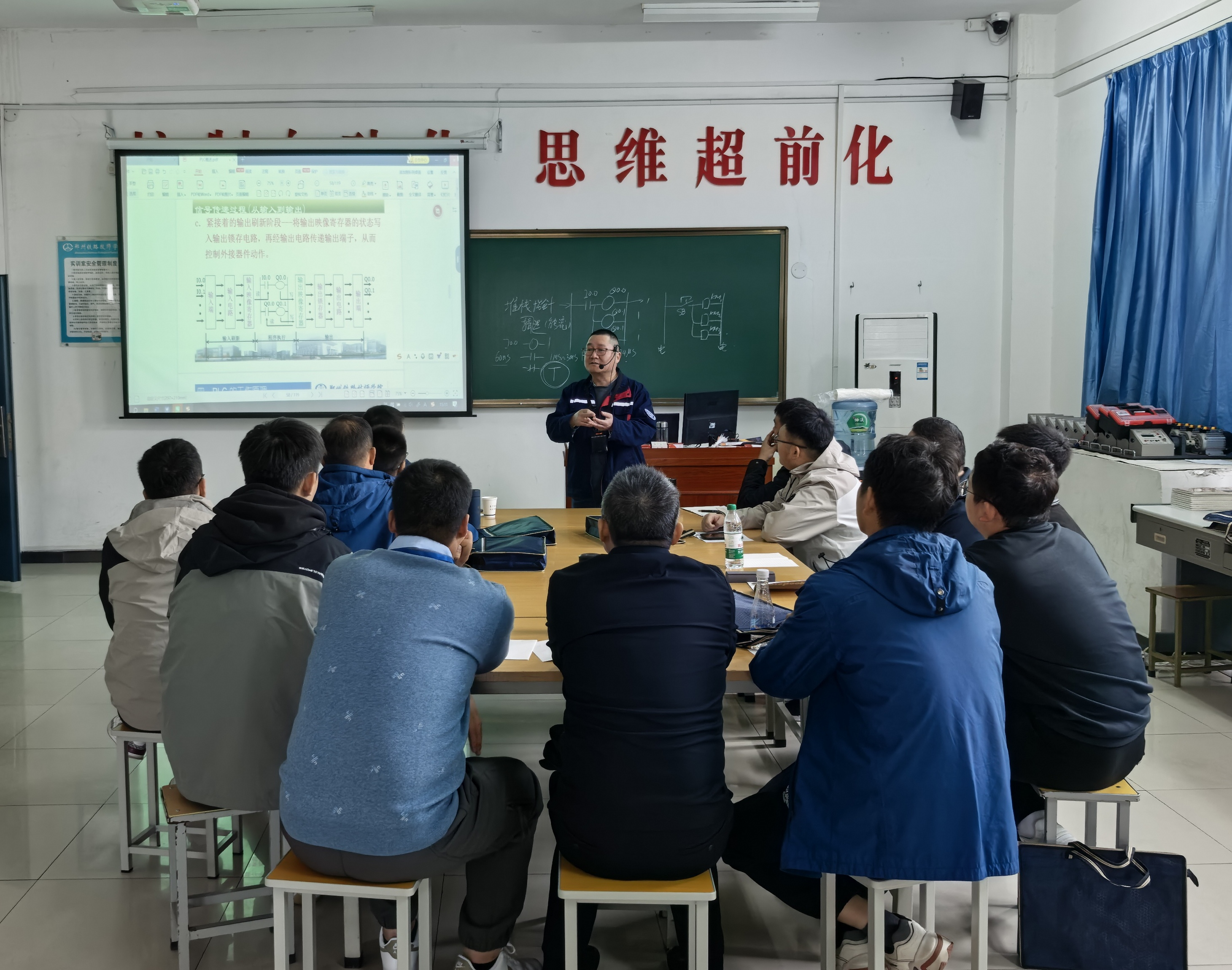 学员分组进行理论知识学习 学员分组进行理论知识学习