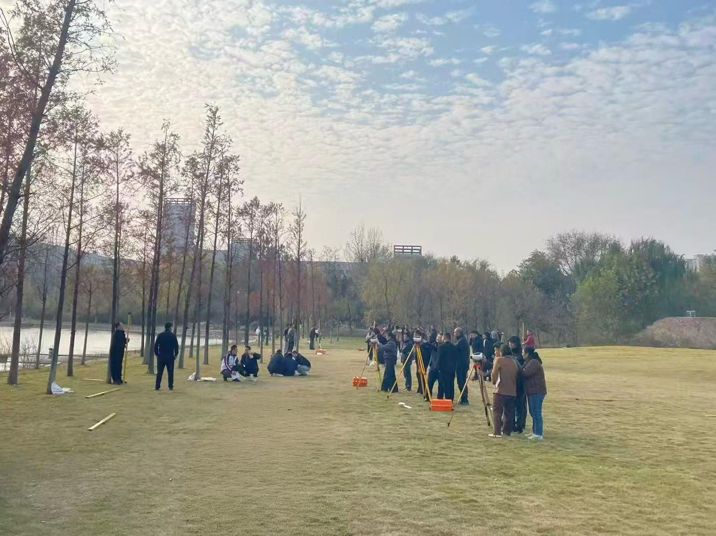 河道修防工班学员在室外进行水准测量实操 河道修防工班学员在室外进行水准测量实操