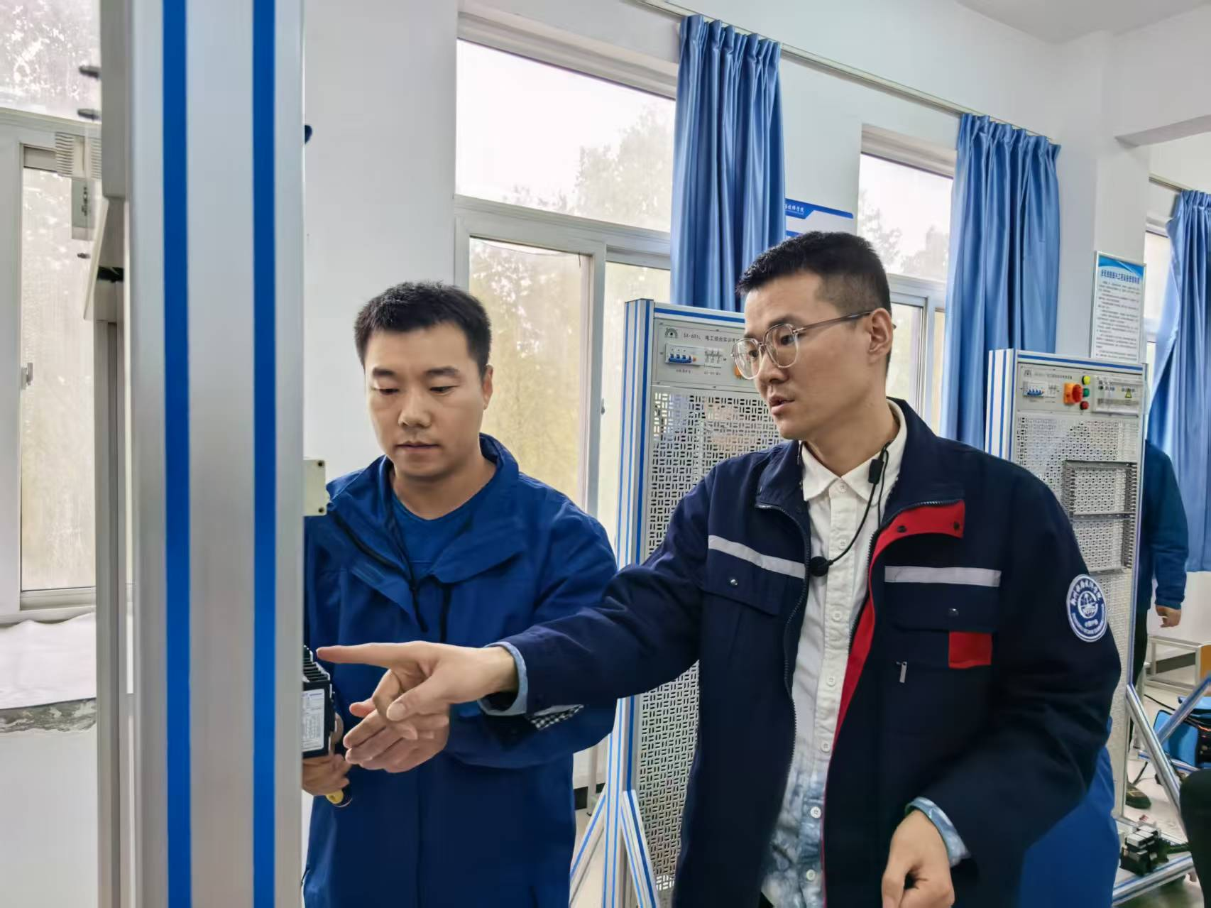 授课老师在教学中对学员进行讲解指导 授课老师在教学中对学员进行讲解指导