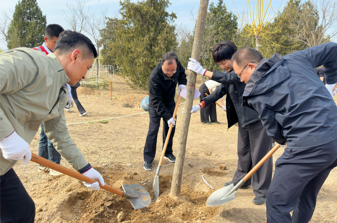 集团党组书记、董事长汪安南与干部职工一起挥锹培土 集团党组书记、董事长汪安南与干部职工一起挥锹培土
