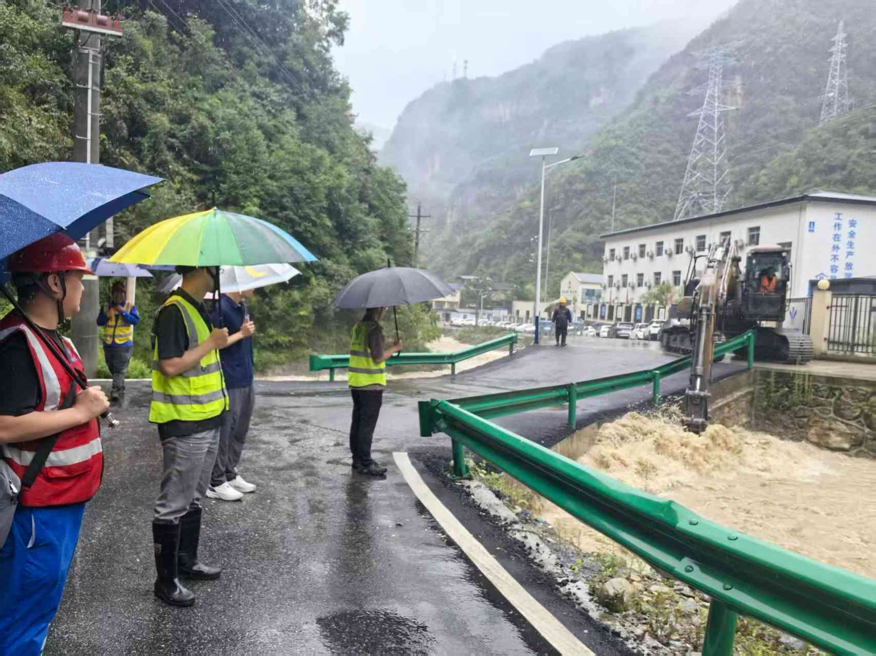 11号平洞上游北峪沟水位上涨,党员干部持续盯控 11号平洞上游北峪沟水位上涨,党员干部持续盯控